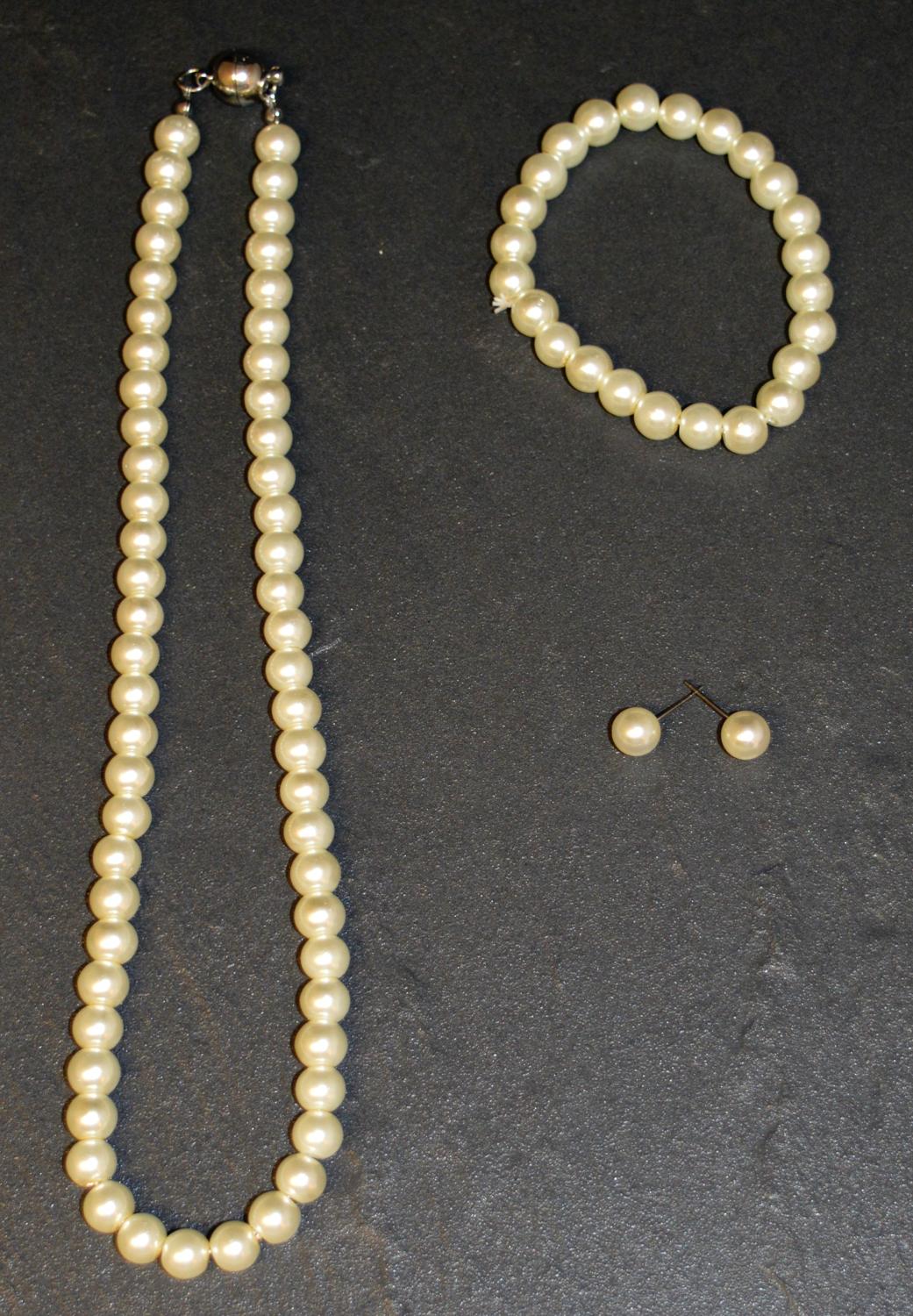 Simple Pearl Set with Magnetic Fastening Necklace