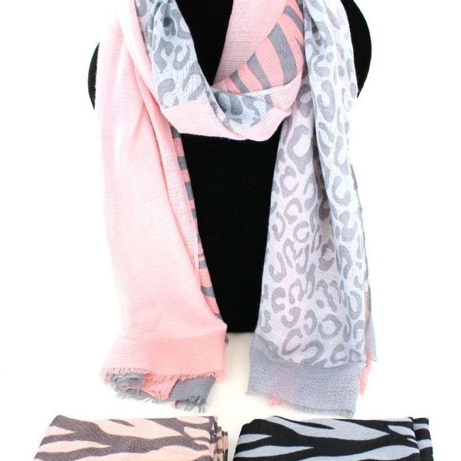 Animal print scarf in pastel colours.
